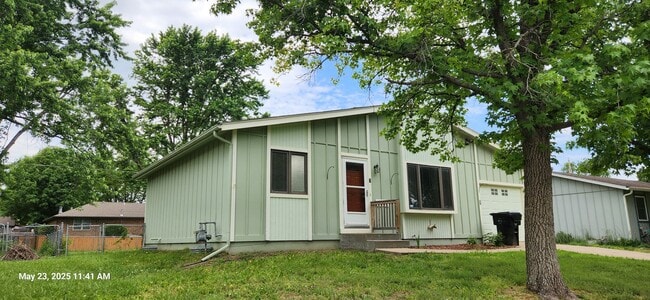 Primary Photo - You'll love this 2BR + bsmt bonus rooms ra...