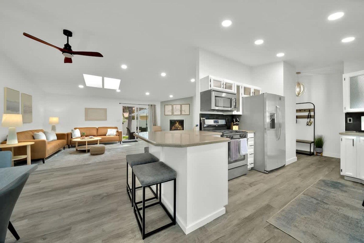 Building Photo - 5999 N Pinegrove Dr