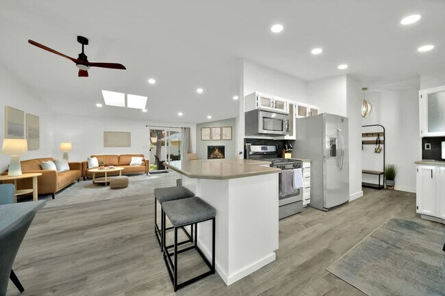 Building Photo - 5999 N Pinegrove Dr