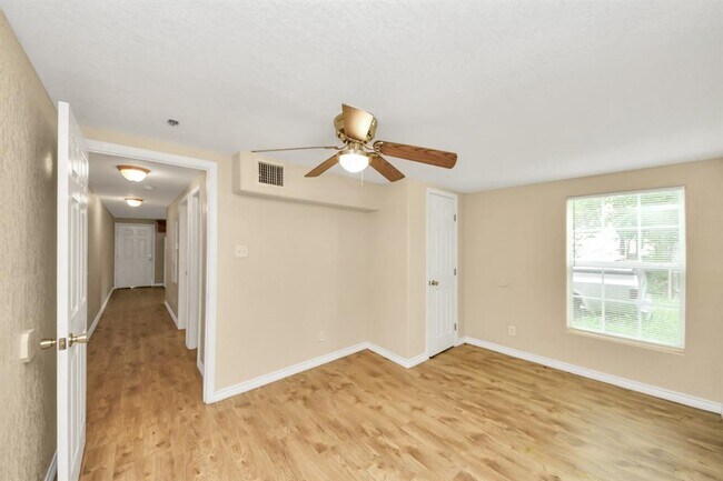 Building Photo - 706 Harris Ave