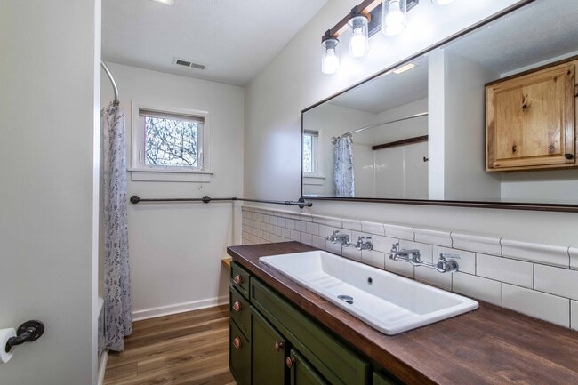 Building Photo - Close to Hike/Bike Path