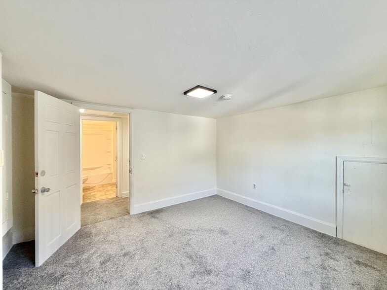 Building Photo - 1838 Spohn Ave