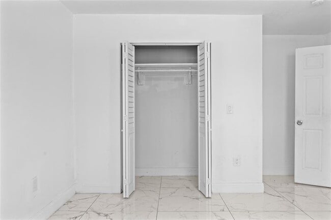 Building Photo - 1525 NE 160th St