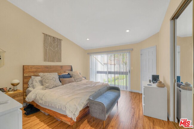 Building Photo - 5624 Las Virgenes Rd
