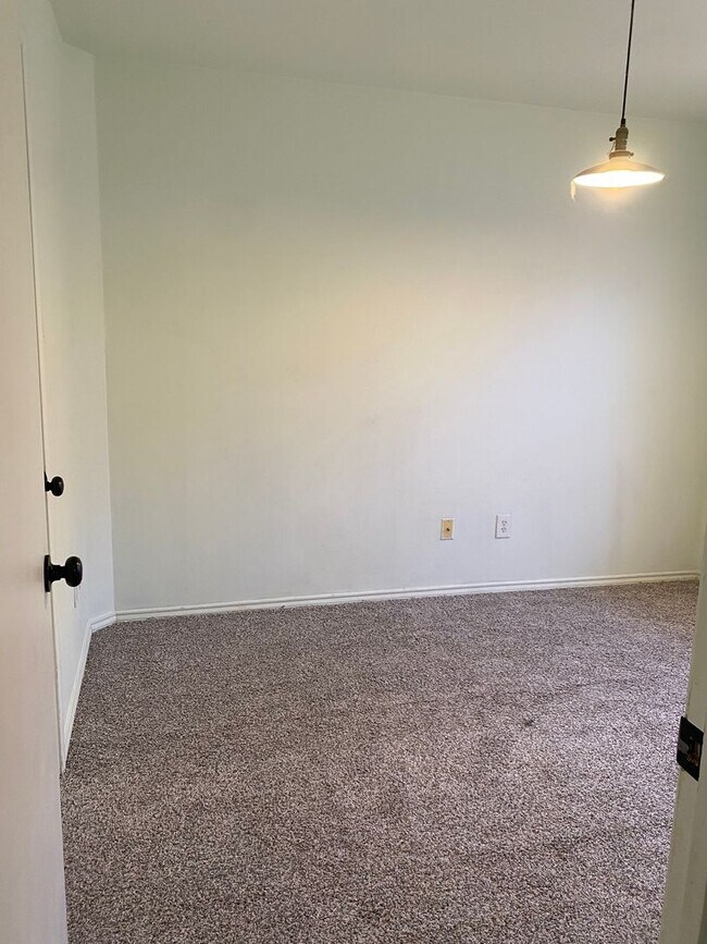 Building Photo - 3/2/2 Cozy Brick Home in South Lubbock!