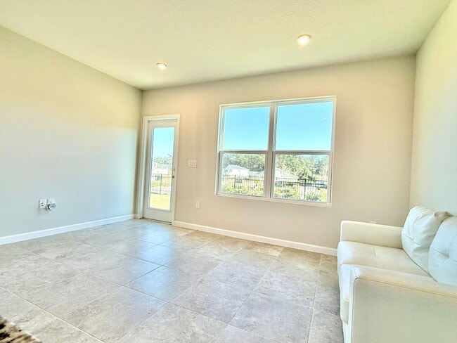 Building Photo - Brand-new End-unit 3Beds/2.5Baths townhome at Lady Lake!