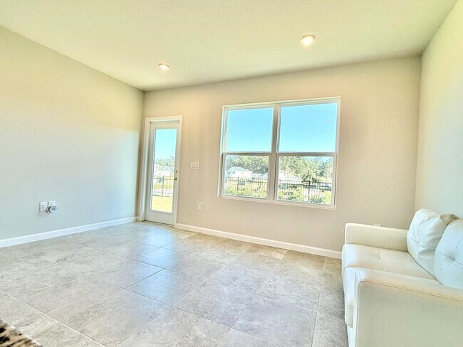 Building Photo - Fresh & modern-living in this 3Bedrooms/2.5Bath end-unit Lady Lake townhome!