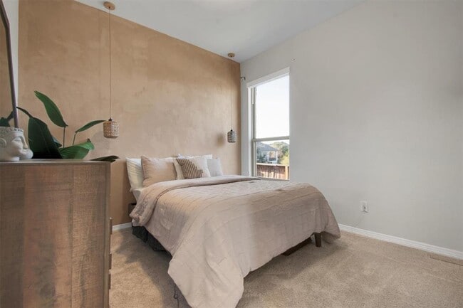 Building Photo - 104 Pin Cherry Pass