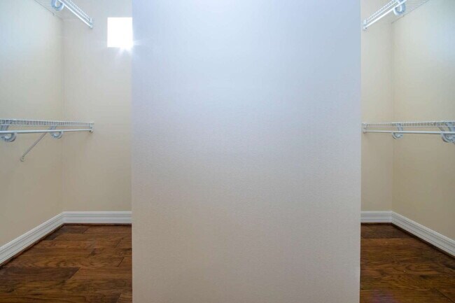 Building Photo - Rarely available executive home in The Hammocks is ready to rent on a long-term lease.