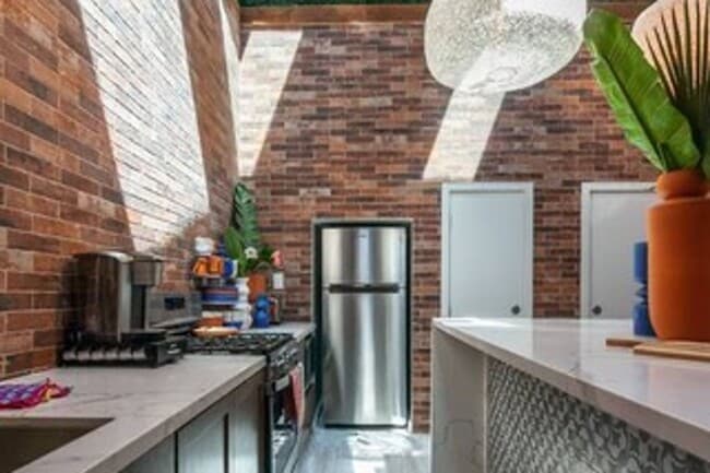 Building Photo - Gorgeous Upstairs unit with downtown view ...