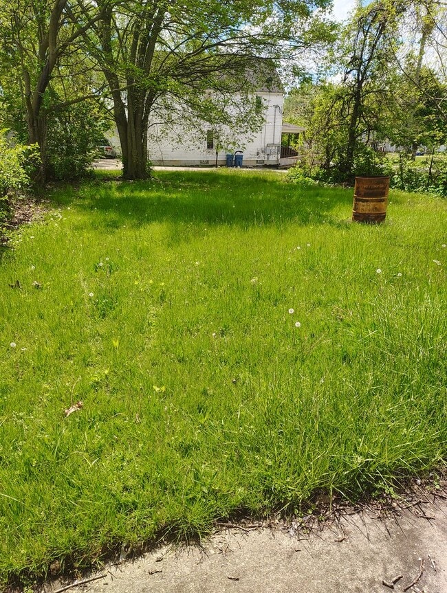 Building Photo - Section 8 Accepted! Spacious 2br home