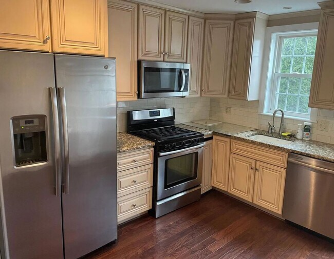 Building Photo - Spacious Fully Renovated 4BR Home with 2 Full Baths – Prime Manayunk Location!