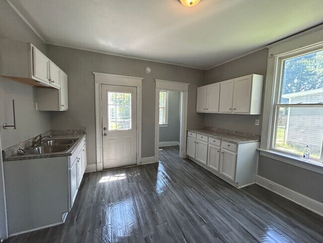 Building Photo - 3 bedroom 1 bath house in Davenport