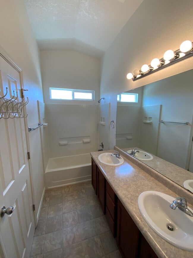 Building Photo - 3 Bedroom Single Story Home Available Near 98th St & Dennis Chavez SW!