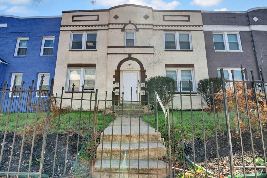 Building Photo - 1621 E St NE