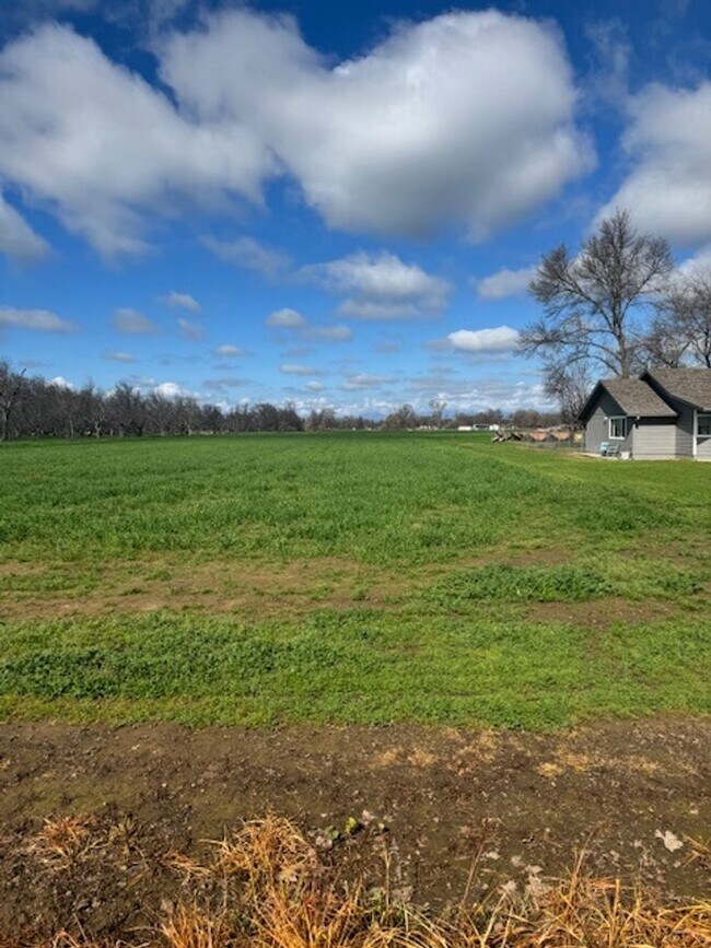 Building Photo - Country Style Living in this Charming Home in Anderson