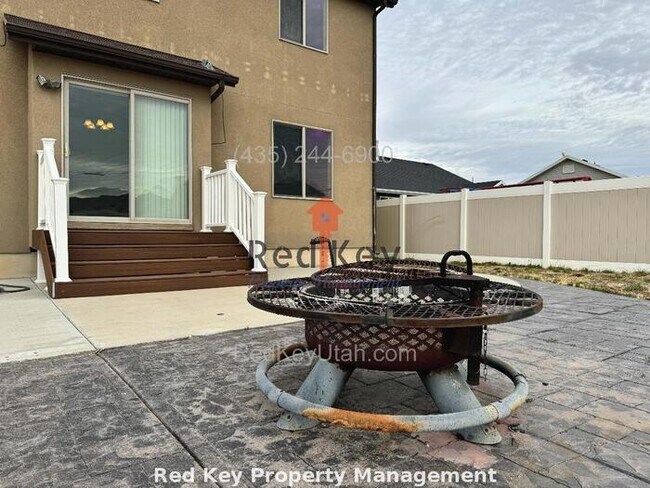 Building Photo - 770 N Single Family Home