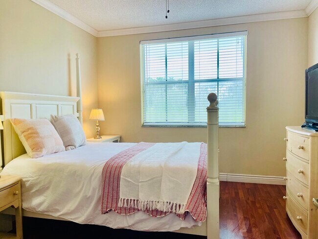 Building Photo - 2060 Greenview Shores Blvd