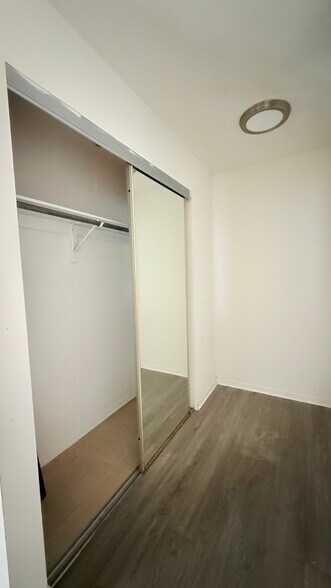 Building Photo - 3933 N Clarendon Ave