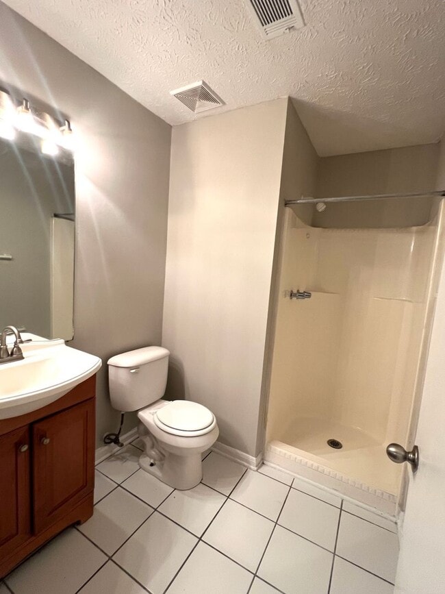 Building Photo - 3 Bedroom 2 Bathroom House