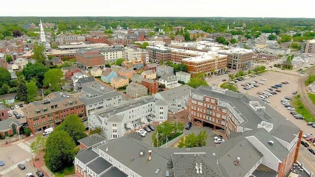 Building Photo - 33 Deer St