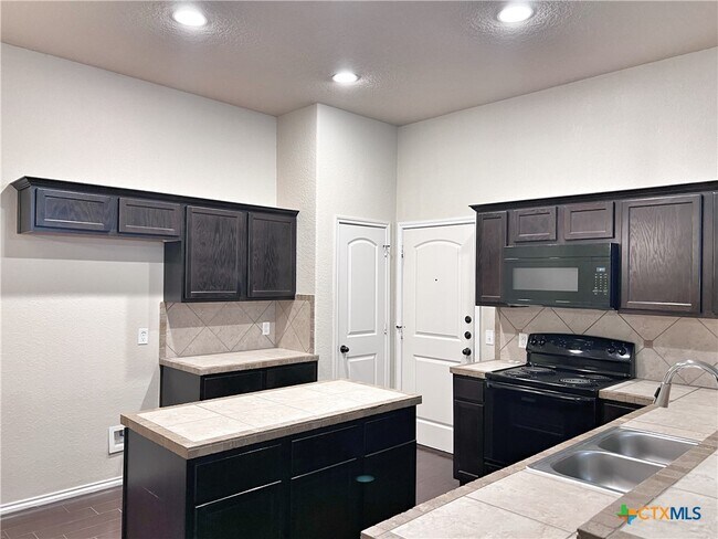 Building Photo - 569 Creekside Cir