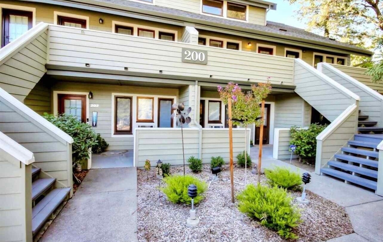 Building Photo - 200 Suntree Ln