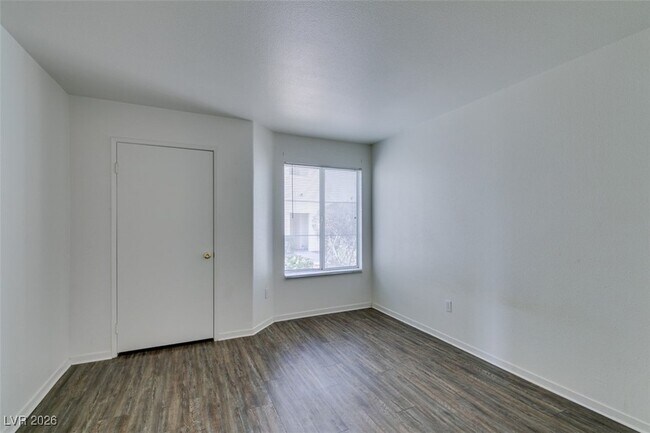 Building Photo - 698 S Racetrack Rd