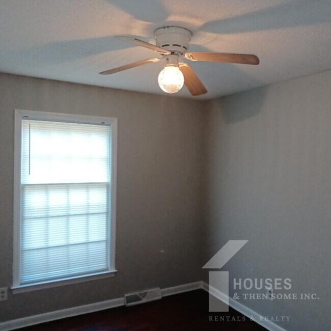 Building Photo - 218 Singing Woods Ln