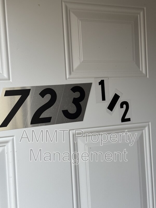 Building Photo - 723 W 1st St