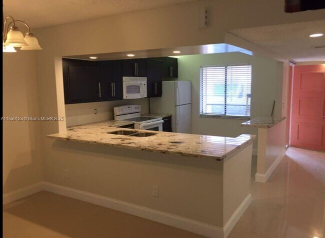 Building Photo - 227 Lakeview Dr