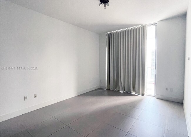 Building Photo - 1060 Brickell Ave