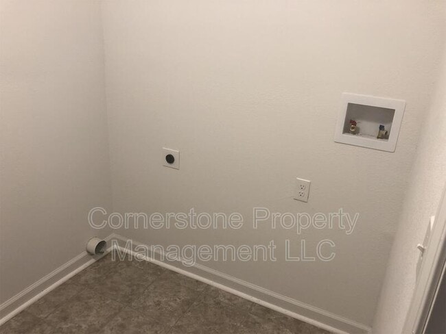 Building Photo - 8285 Center Dr