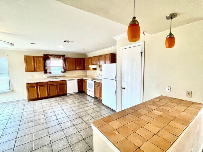 Building Photo - House in SE Austin Near Airport and Tesla!