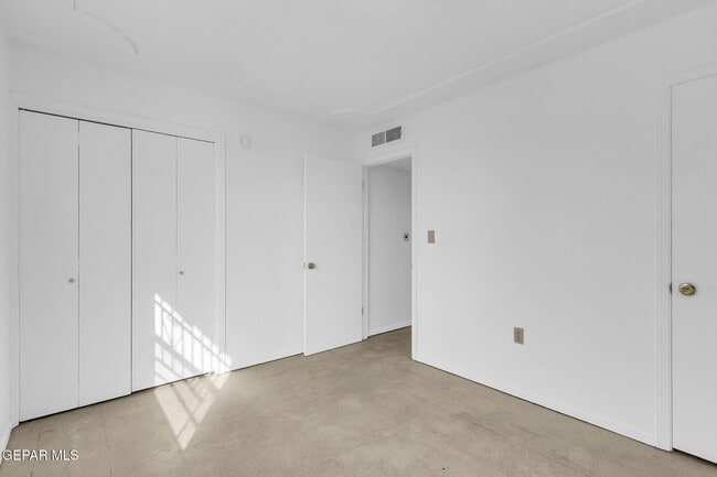 Building Photo - 3019 E Glen Dr