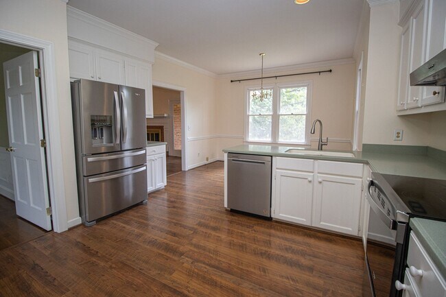 Building Photo - 2220 Montclair Dr