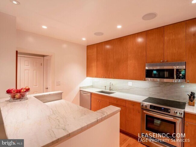 Building Photo - 1602 Beekman Pl NW