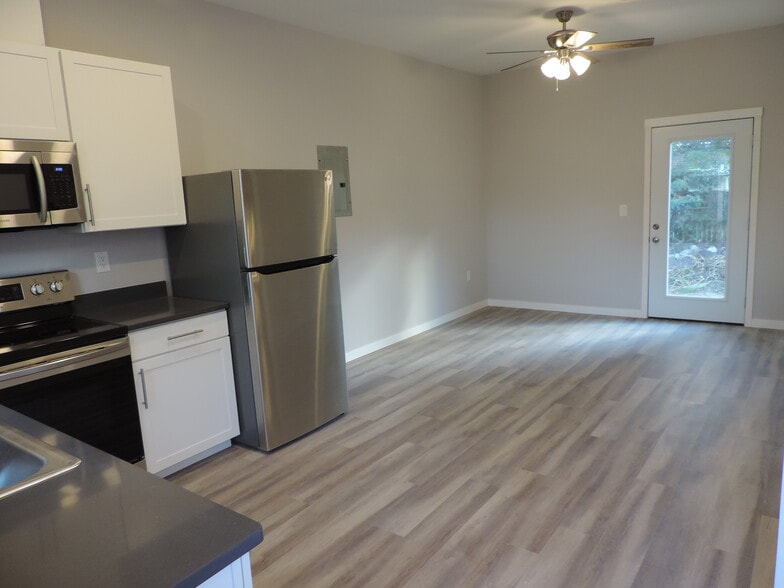 Building Photo - 2704 E Washington St