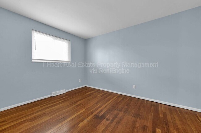 Building Photo - 880 N Meadows Ct