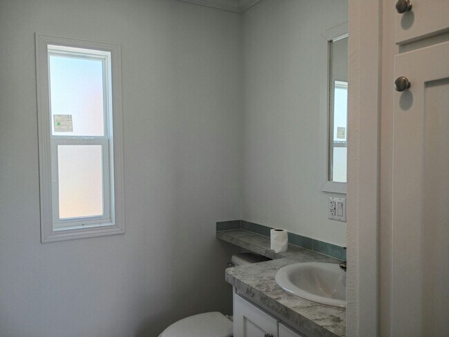Building Photo - 28 Lily Dr