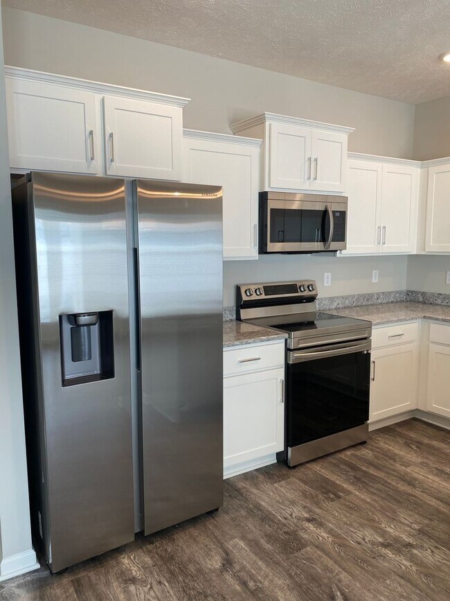 Building Photo - Like New Luxury Townhome! 3 BR, 2.5 BA, 1 Car Garage, Pool, Dog Park, and More!