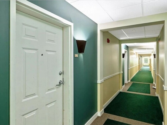 Building Photo - 2BD/1BA Condo at City's Edge, South Burlin...