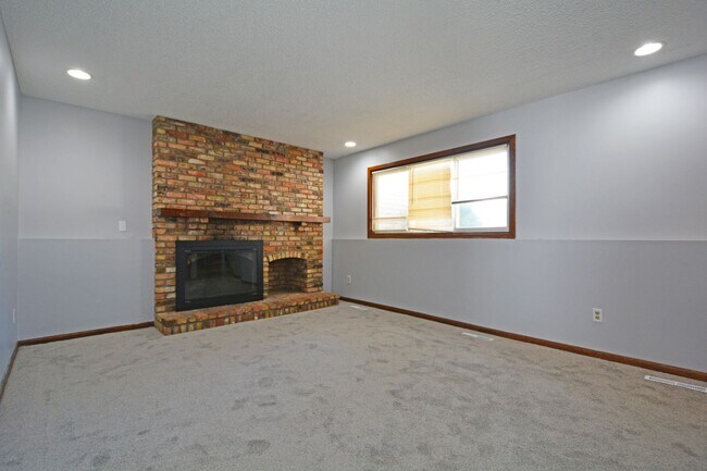 Building Photo - Beautifully Updated 3-Bed 2-Bath Home in Eden Prairie!