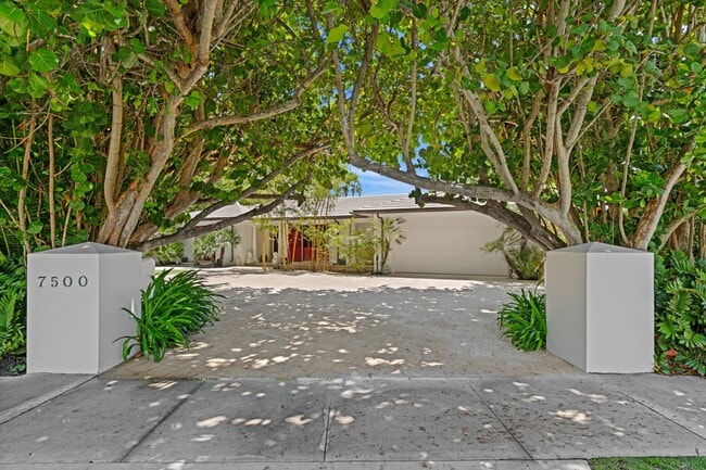 Building Photo - 7500 S Flagler Dr