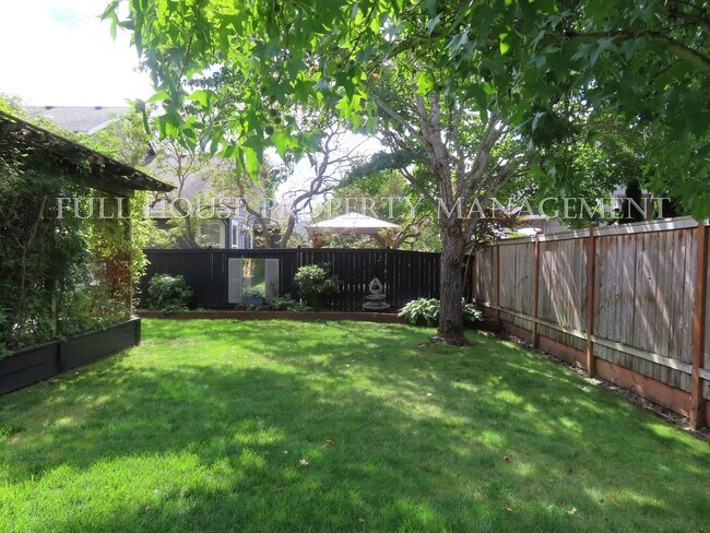 Building Photo - 3 Bed, 2.5 Bath + Bonus room/possible 4th ...