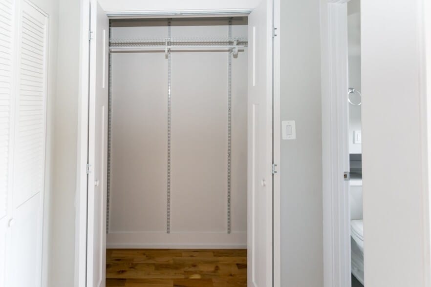 Building Photo - 2214 W Wilson Ave