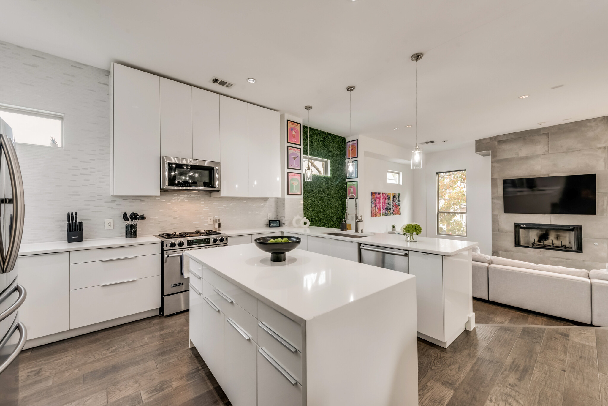 Prepare your favorite meals in the spacious, fully equipped kitchen. - 4434 Holland Ave