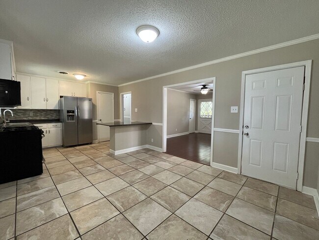 Building Photo - Sweet & Stylish 3 Bedroom 1.5 bath