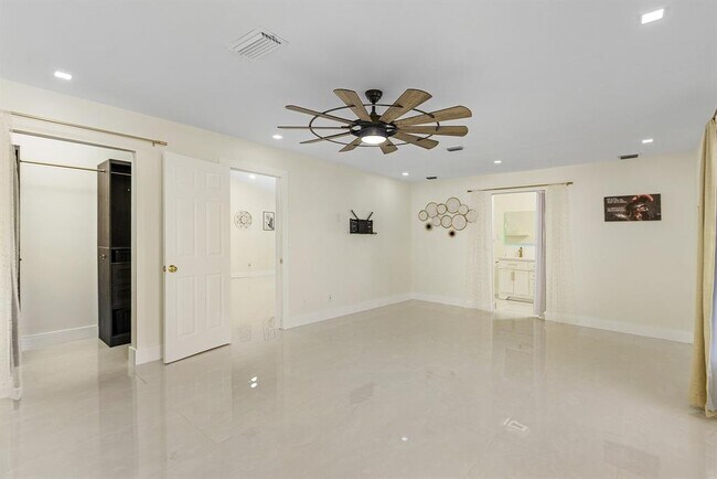 Building Photo - 2320 SW 21st St