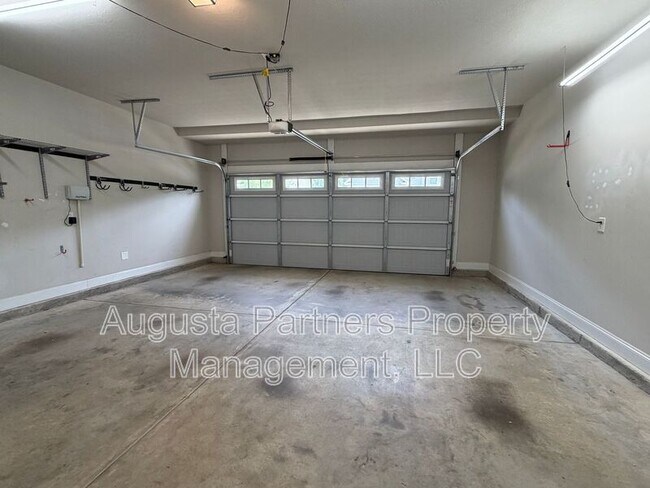 Building Photo - 1008 Swan Ct